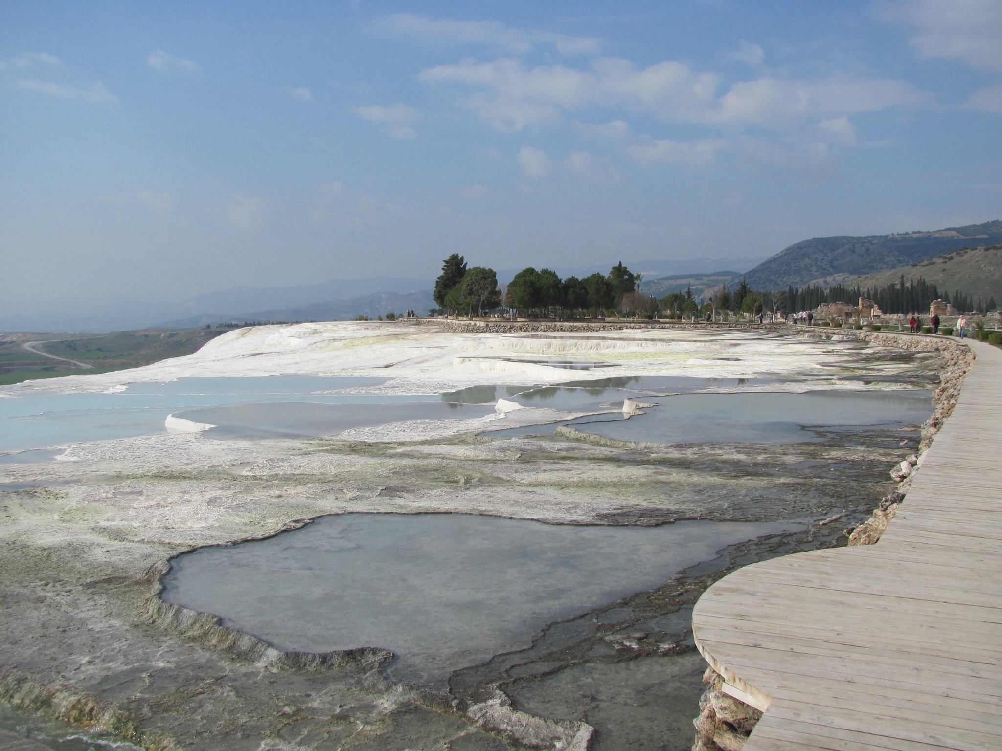Pamukkale’nin beyaz travertenleri ve su terasları